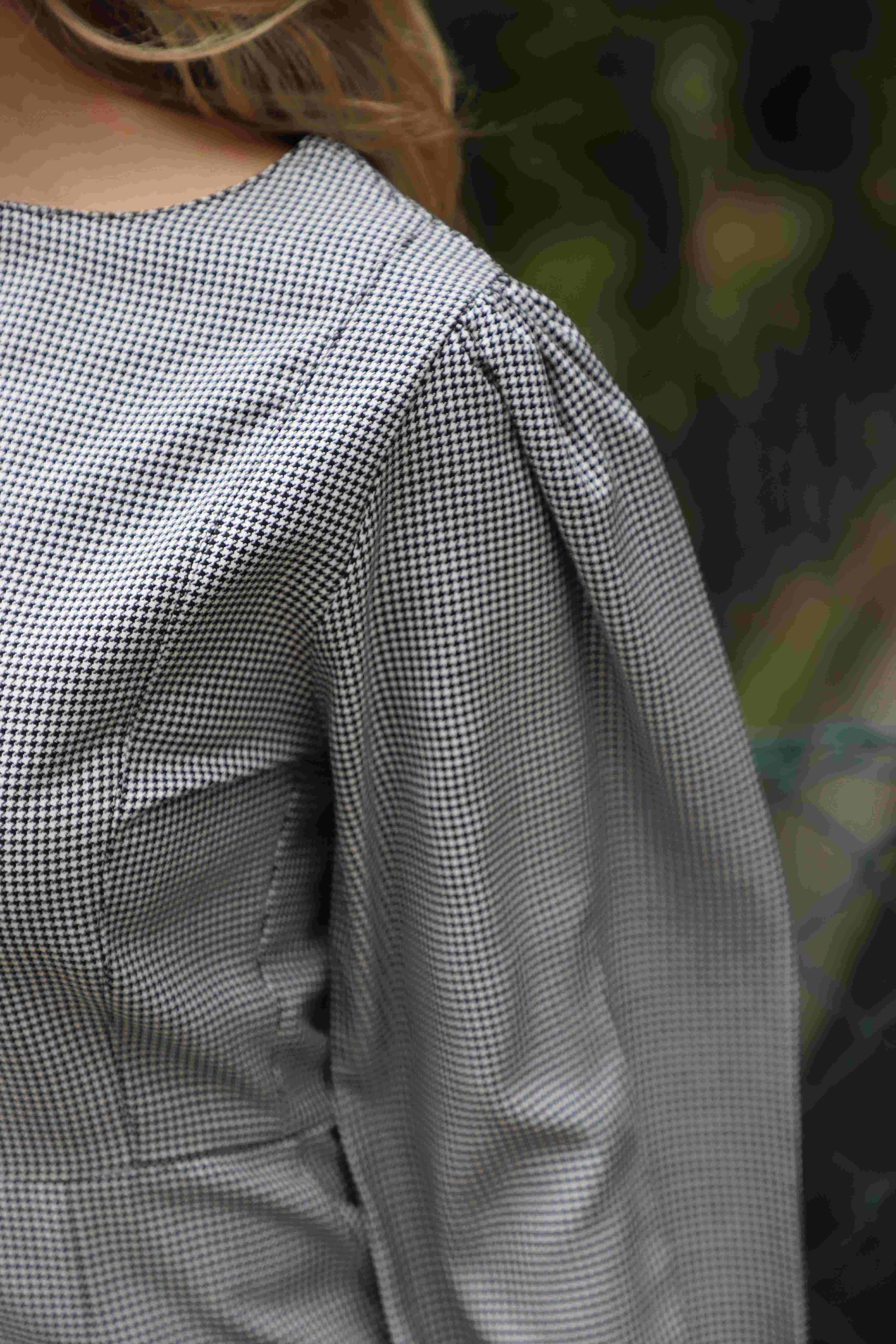 Robe à manches longues avec ourlet asymétrique