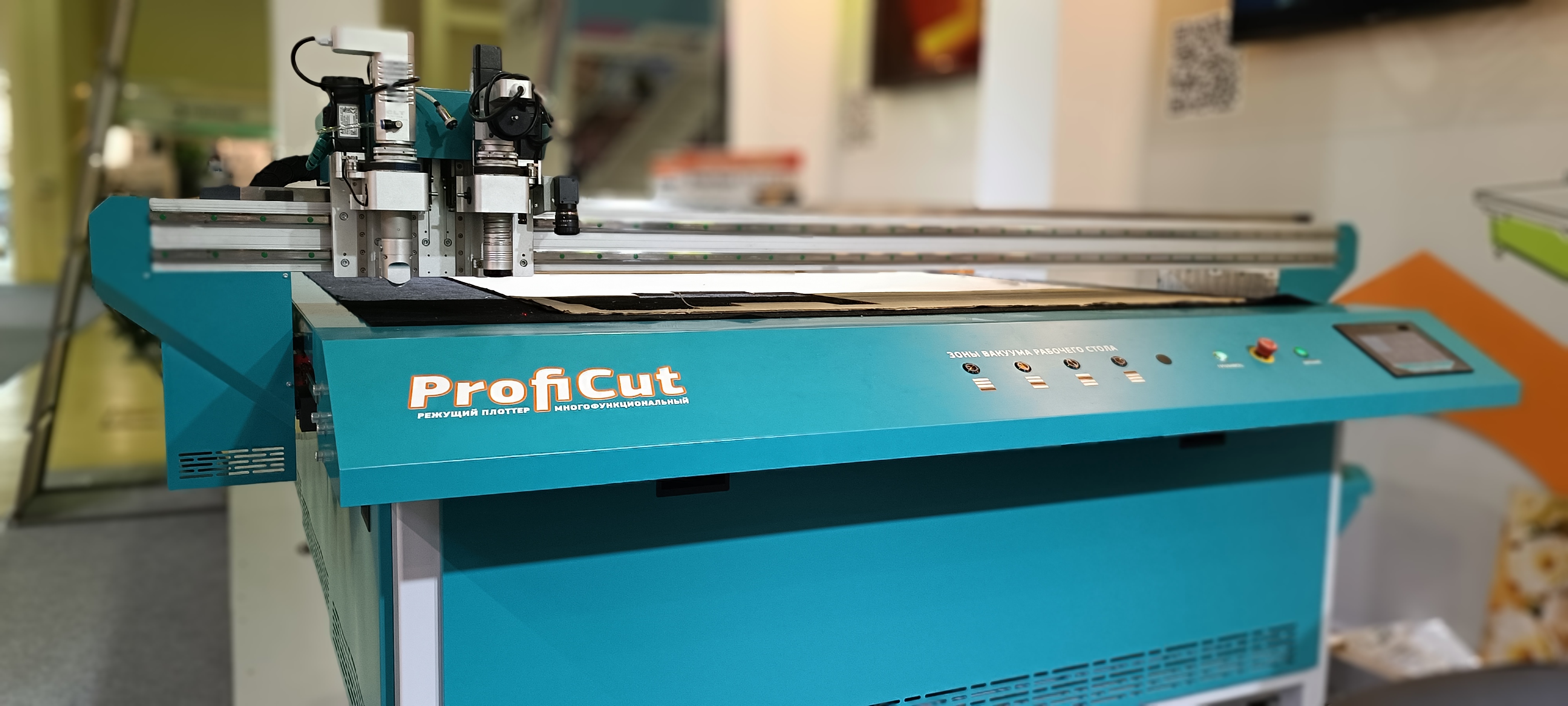 Flatbed cutting plotter for automatic cutting of popular materials PROFICUT