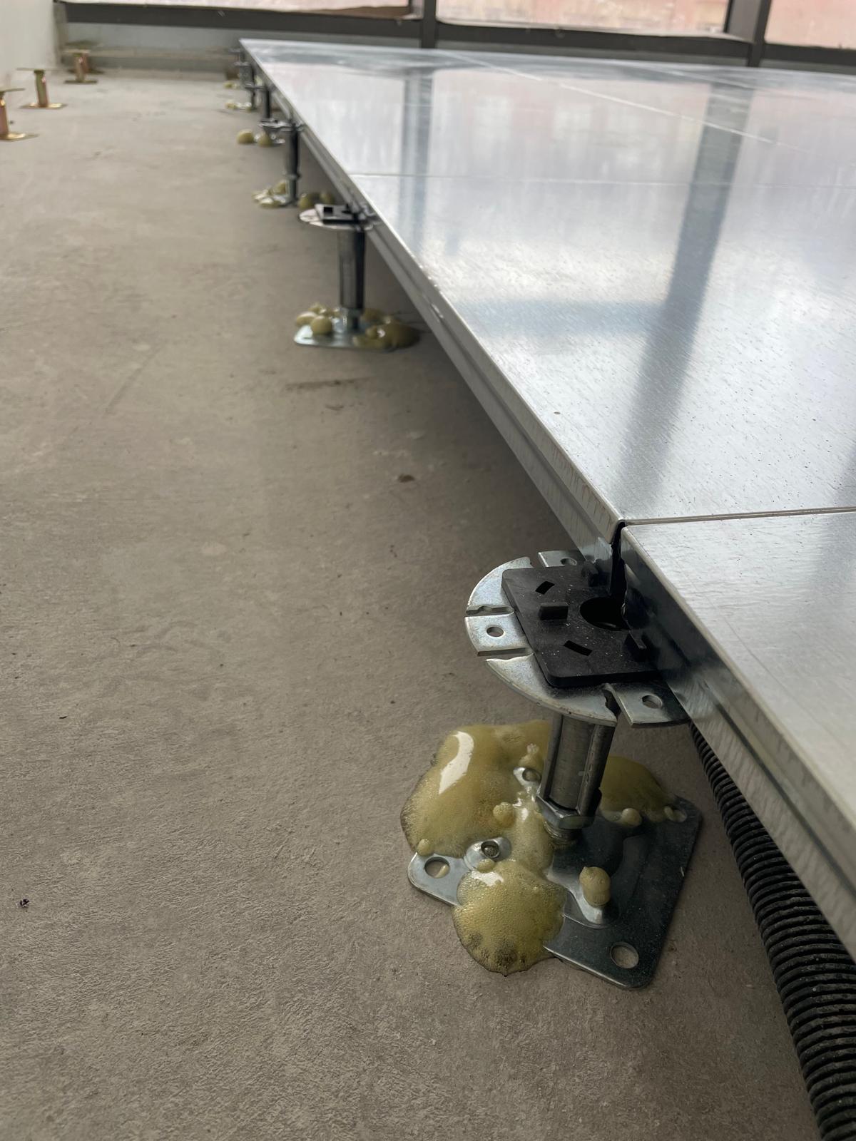 RAISED FLOOR