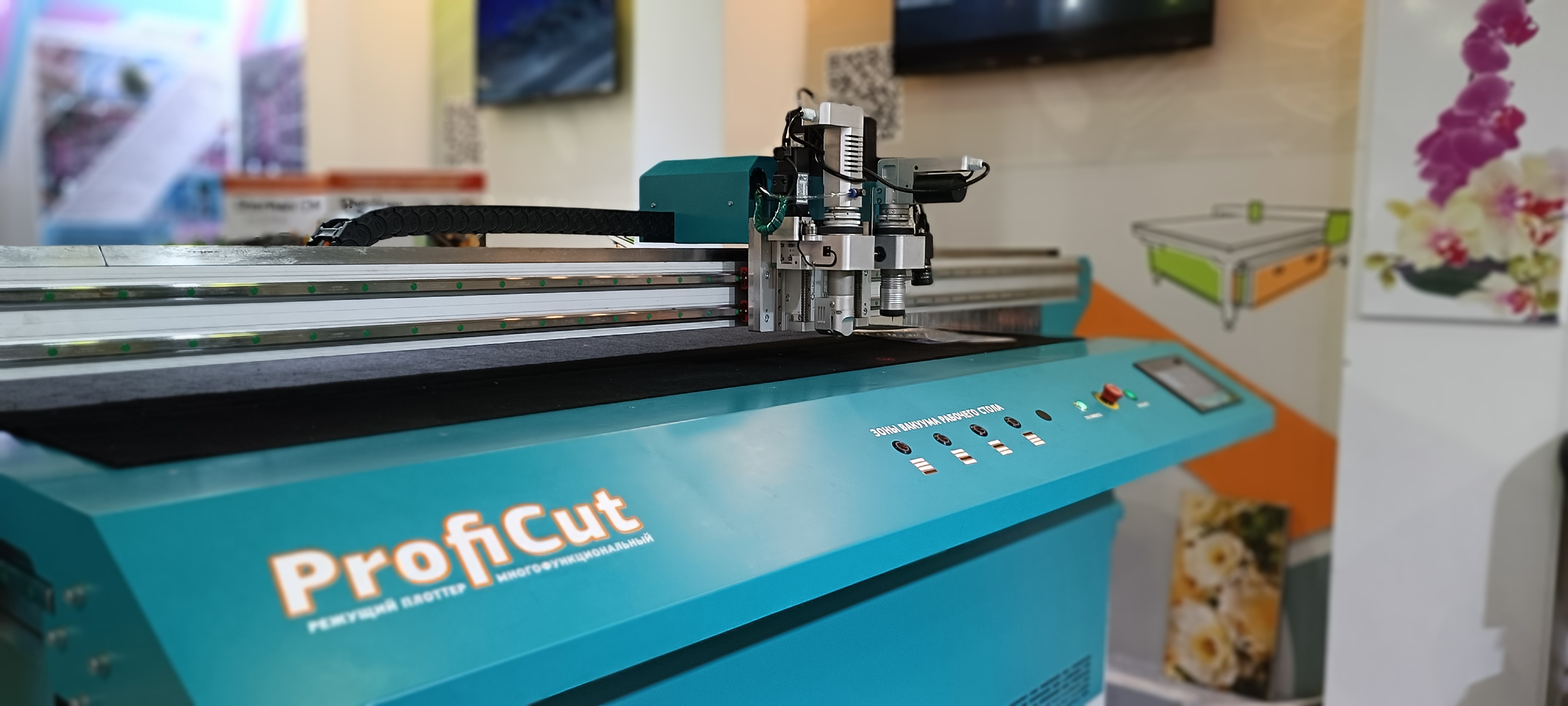 Flatbed cutting plotter for automatic cutting of popular materials PROFICUT