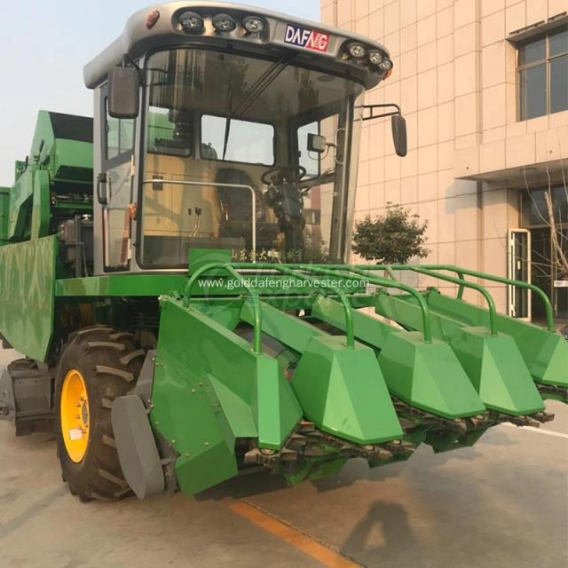 self-propelled combine harvester ma