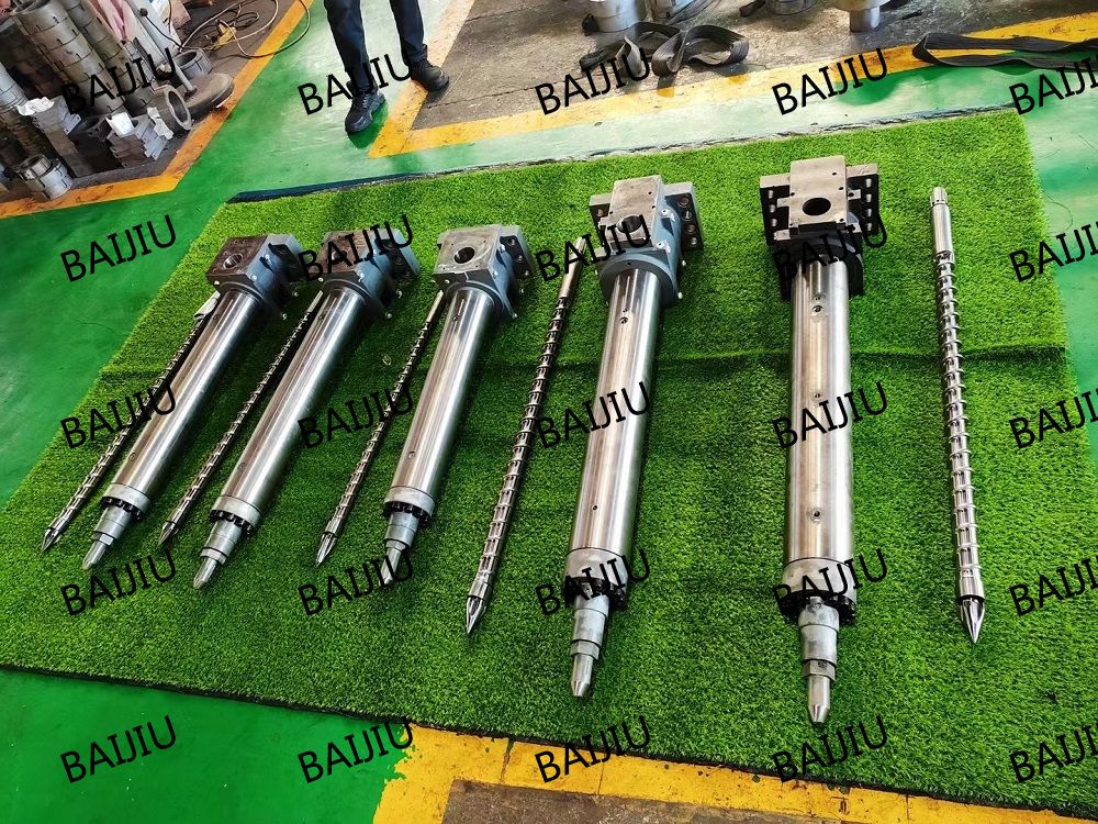 Bimetallic injection screw barrel