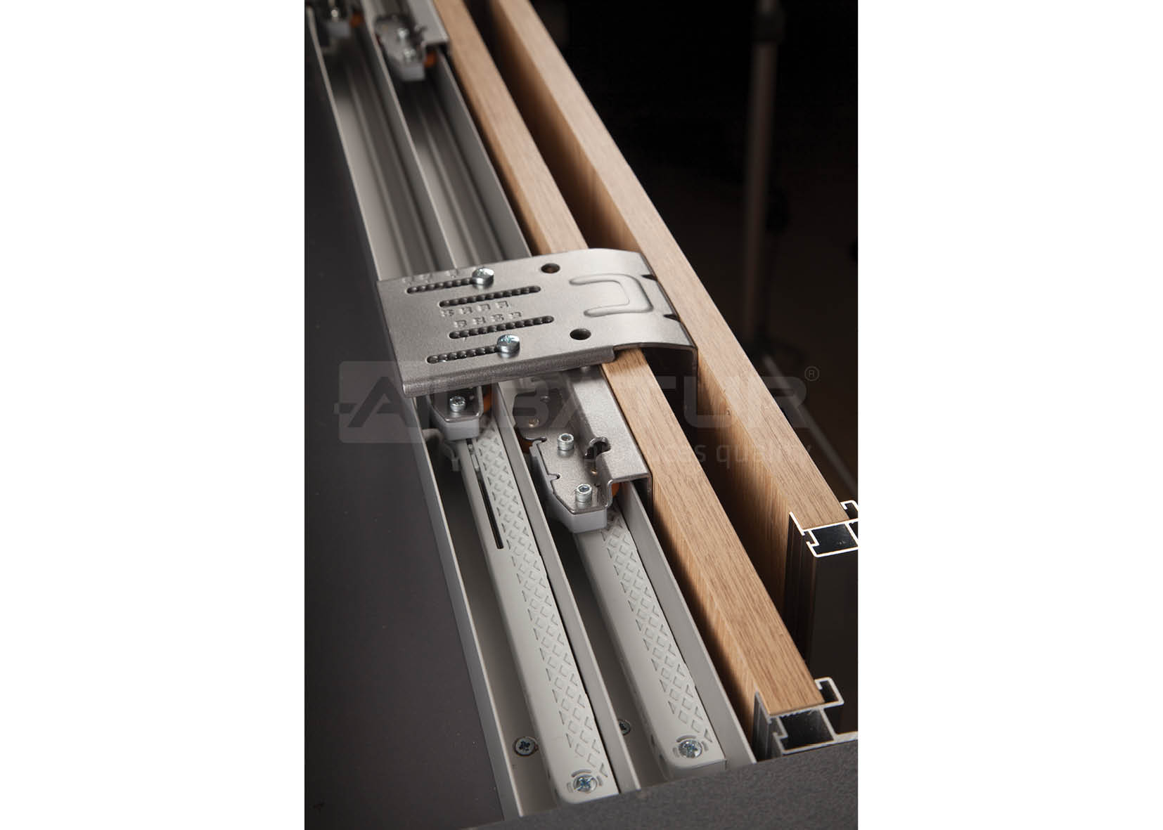 M02 SRG 190 70 KG ADJUSTABLE SLIDING WARDROBE SYSTEM 16 - 50 MM