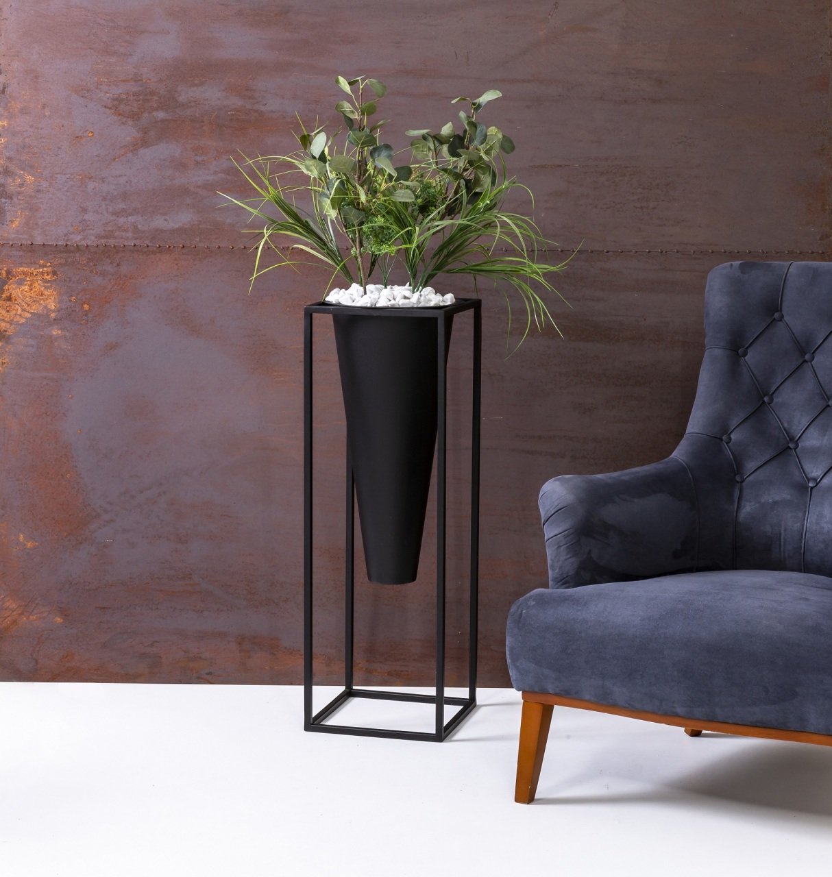 Quiet Black Flower Pot